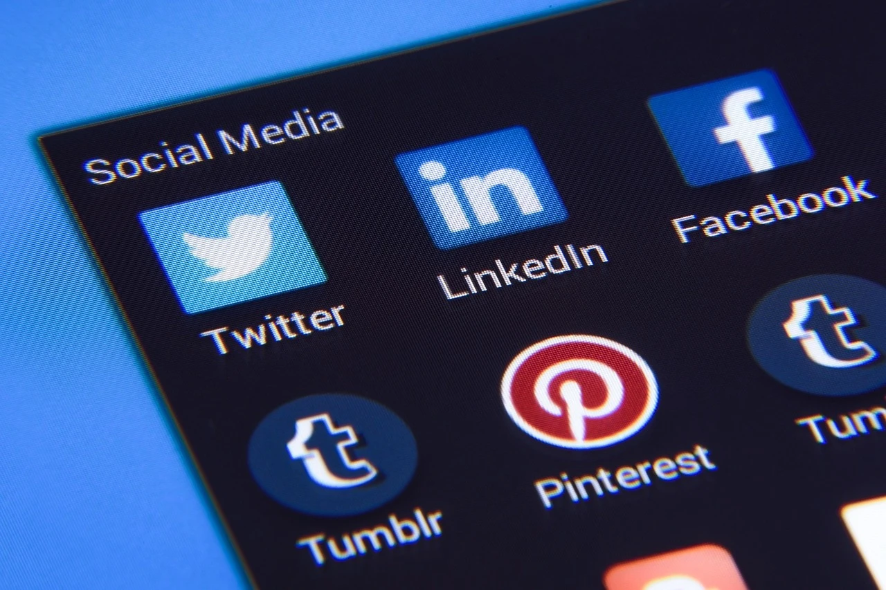 Comunicación Online 21 en una agencia de Marketing Digital en Santiago, encargada de Desarrollo de Proyectos web, diseño de imagen, Redes Sociales (RR SS) y Posicionamiento en Buscadores.
